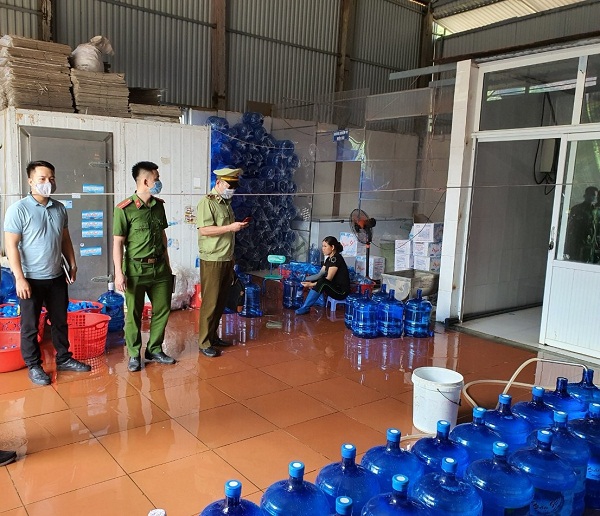 Lực lượng chức năng Lạng Sơn kiểm tra cơ sở nước đóng bình vi phạm về ATTP