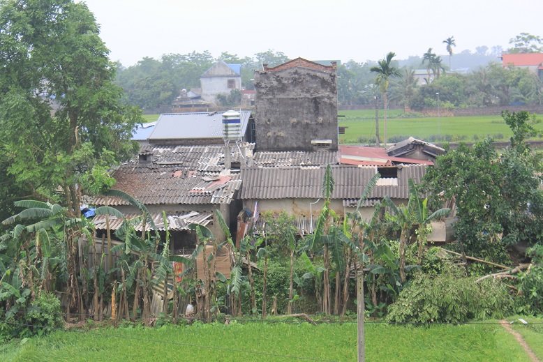 Lốc xoáy cuốn bay mái nhà của người dân ở xóm Đồng Tâm, xã Đồng Liên, TP Thái Nguyên quăng ra bờ đê sông Đào.