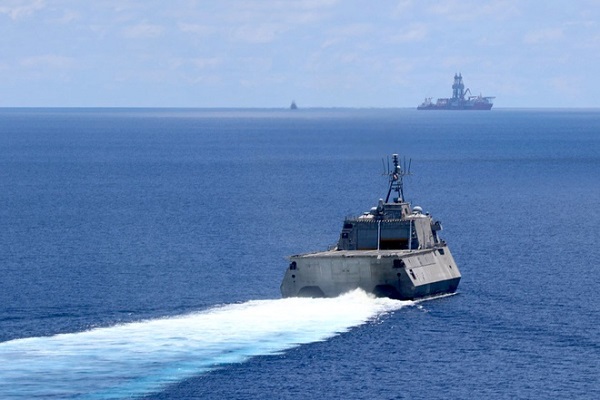 Tàu chiến đấu chở quân USS Montgomery hoạt động gần tàu thăm dò West Capella của Malaysia (Ảnh: Hải quân Mỹ)