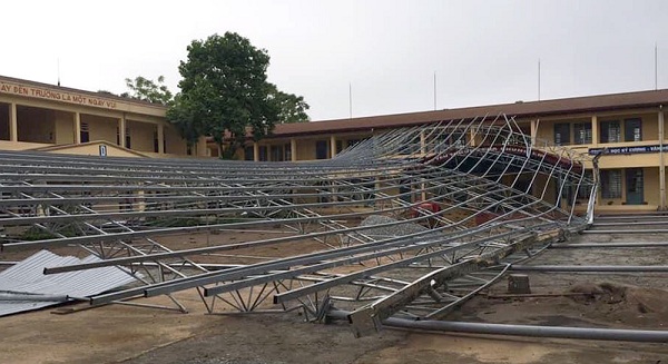 c&aacute;c c&ocirc;ng tr&igrave;nh x&atilde; hội tr&ecirc;n địa b&agrave;n bị mưa gi&ocirc;ng l&agrave;m tốc m&aacute;i đổ sập