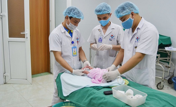 Bệnh viện Đa khoa Hùng Vương chữa bàn chân khoèo bẩm sinh cho bé sơ sinh 3 ngày tuổi