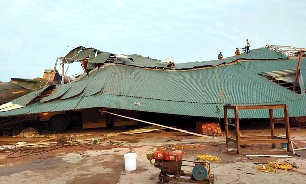 nhiều nh&agrave; cửa của người d&acirc;n đ&atilde; bị đổ sập sau trận gi&ocirc;ng lốc đ&ecirc;m 9/5