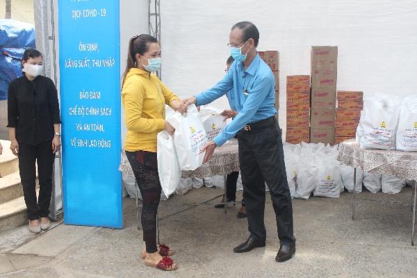 Phó chủ tịch thường trực LĐLĐ tỉnh Nông Văn Dũng trao quà cho công nhân khó khăn