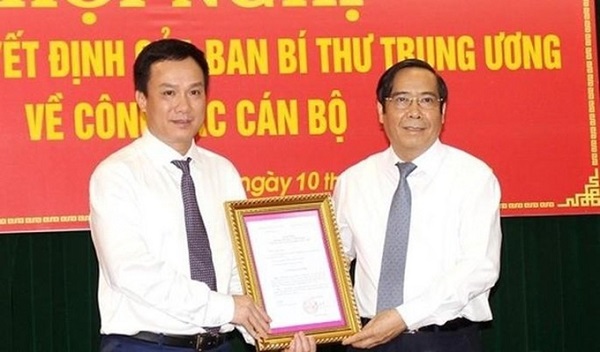 Phó Trưởng Ban thường trực Ban Tổ chức Trung ương Nguyễn Thanh Bình (phải) trao quyết định của Ban Bí thư cho ông Triệu Thế Hùng