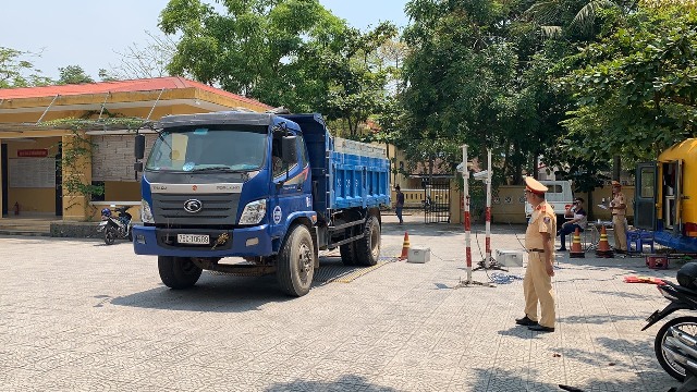 Thừa Thiên Huế: Xe chở cát lậu lộng hành