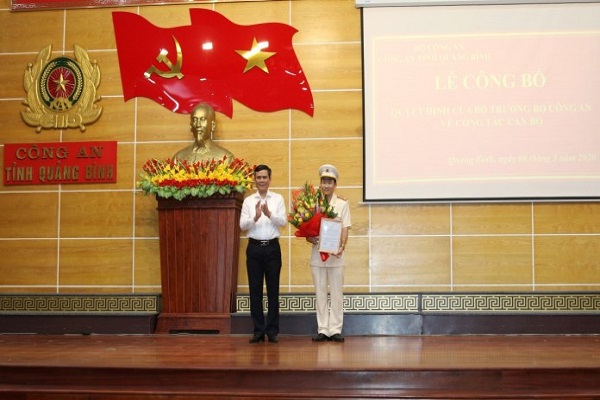 Ông Trần Thắng, Phó Bí thư Thường trực Tỉnh ủy Quảng Bình tặng hoa chúc mừng Phó giám đốc Công an tỉnh