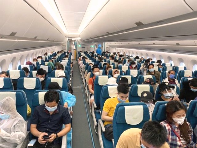 Hành khách trên chuyến bay từ Malaysia về Việt Nam