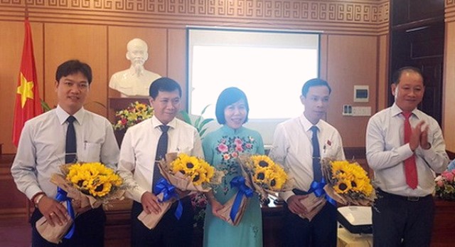 &Ocirc;ng Nguyễn Văn Sơn (thứ 2 từ tr&aacute;i sang) được bầu giữ chức Chủ tịch UBND th&agrave;nh phố Hội An, tỉnh Quảng Nam.