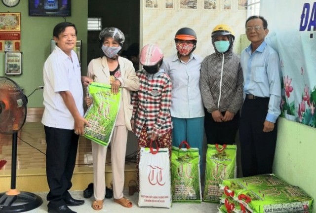 Thương hiệu và Công luận dành tặng 100 phần quà tới tay người nghèo
