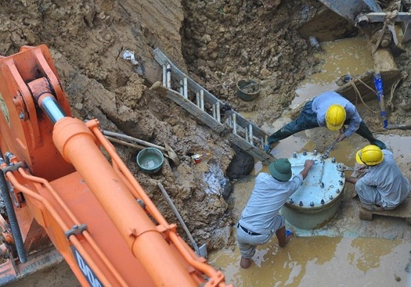 Đường ống nước sạch sông Đà… lại gặp sự cố