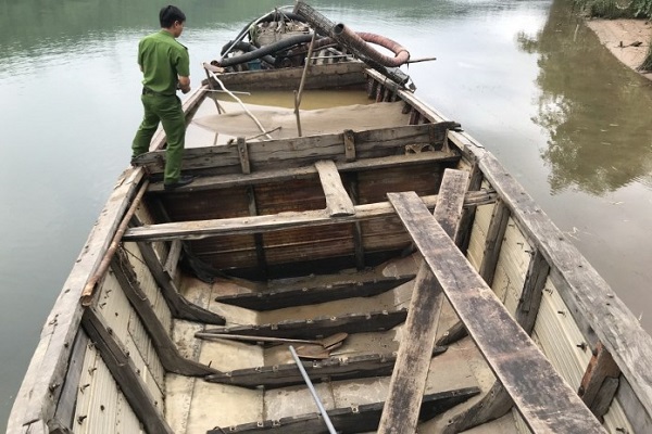 Thuyền khai thác cát trái phép do Đào Trọng Bằng điều khiển khai thác cát trái phép bị tạm giữ để điều tra, xử lý