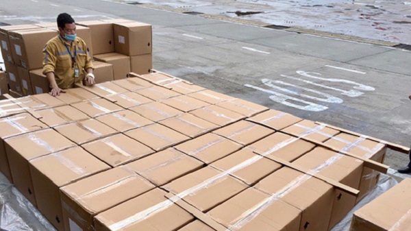 Hàng nghìn tấn thiết bị y tế được vận chuyển từ Việt Nam sang Pháp