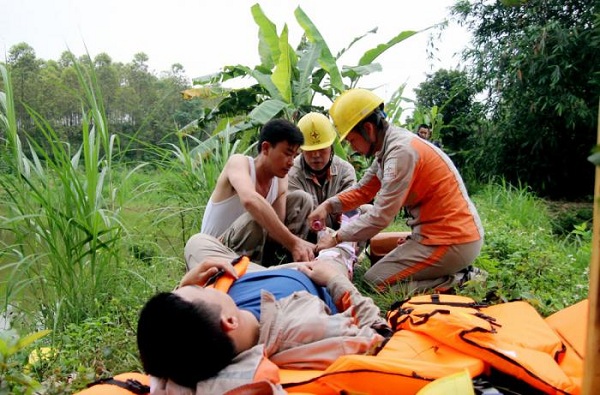 Diễn tập sơ cứu nạn nhân bị đuối nước do trượt chân ngã xuống ao