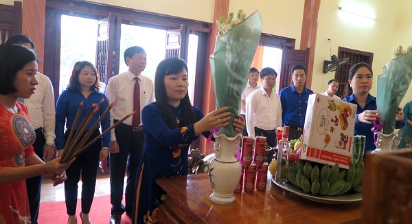 Đoàn đã thành kính dâng hương, hoa tưởng nhớ Chủ tịch Hồ Chí Minh
