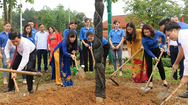 Sau lễ dâng hương các đại biểu cùng các Đoàn viên Thanh niên trồng cây lưu niệm trong khuôn viên khu di tích