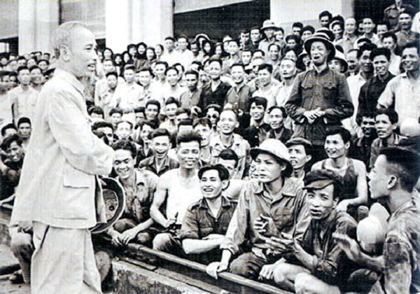 Chủ tịch Hồ Chí Minh thăm cán bộ, công nhân NM Xe lửa Gia Lâm (Hà Nội) ngày 19/5/1955