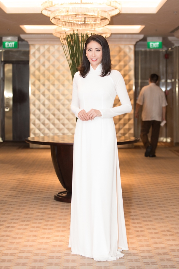 .. và cựu Hoa hậu Hà Kiều Anh vẫn khoe nhan sắc rực rỡ khi xuất hiện trong trang phục áo dài.