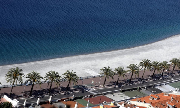 Bãi biển vắng bóng khách du lịch vì Covid-19ở Nice, Pháp vào ngày 7-5-2020 (Ảnh: REUTERS)