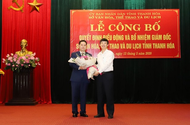 Chủ tịch UBND tỉnh Nguyễn Đình Xứng trao quyết định cho ông Phạm Nguyên Hồng