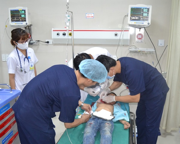 Bệnh viện đa khoa Hùng Vương đã phẫu thuật, cấp cứu thành công bé trai 8 tuổi bị tôn cắt vào cổ vô cùng nguy hiểm