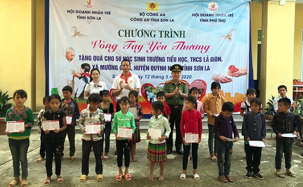 Hội doanh nhân trẻ Tỉnh phối hợp với công an tỉnh Sơn La trao tặng 50 suất học bổng với tổng trị giá hơn 100 triệu đồng
