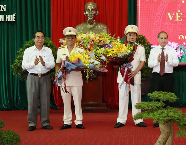 Lãnh đạo tỉnh Thừa Thiên Huế tặng hoa chúc mừng