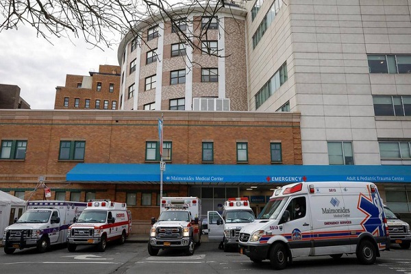 Xe cứu thương tại Trung tâm y tế Maimonides trong thời điểm dịch Covid-19 bùng phát ở quận Brooklyn, New York, Mỹ. Ảnh: Reuters
