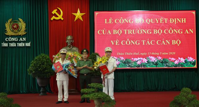 Đại tá Nguyễn Quốc Đoàn trao quyết định cho 2 phó giám đốc mới