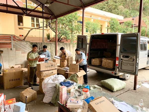 Lạng Sơn: Bắt xe ô tô sử dụng biển giả vận chuyển 30 mặt hàng nhập lậu