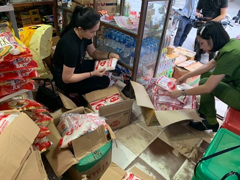 Hà Nội: Bắt giữ số lượng lớn mì chính giả