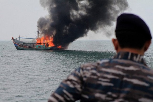 Một tàu cá bốc cháy ngoài khơi Belawan, phía đông Sumatra (Indonesia) (Ảnh: AFP)