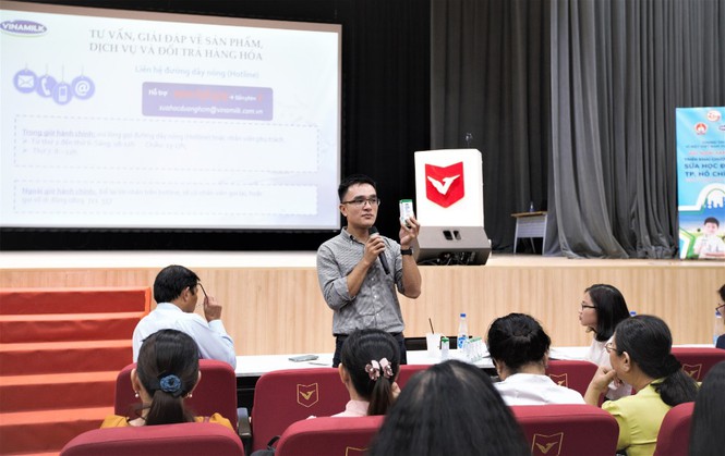 Anh Nguyễn Quang Thái – Giám đốc Phát triển Hoạt động Cộng đồng Vinamilk chia sẻ tại buổi tập huấn của chương trình sữa học đường.