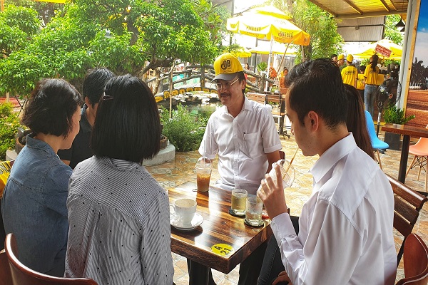 “Mỗi lần uống cà phê là khách hàng sẽ đóng góp 1.000 đồng vào quỹ phát triển tài năng Việt. Như vậy thì ai cũng có thể đồng hành và đóng góp vào quỹ, kể cả một người bán vé số.” – Bầu Thắng chia sẻ