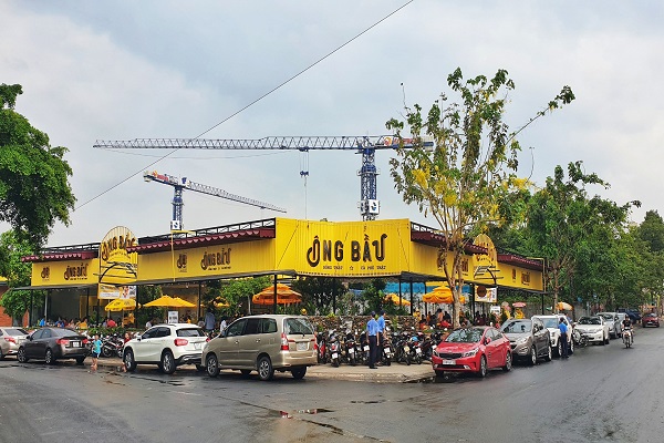 Tọa lạc trên đường Hoàng Văn Thụ, với diện tích 750m2 và 3 mặt tiền được đưa vào sử dụng, đây cũng là quán cà phê lớn nhất trong chuỗi Ông Bầu tính đến thời điểm hiện tại.