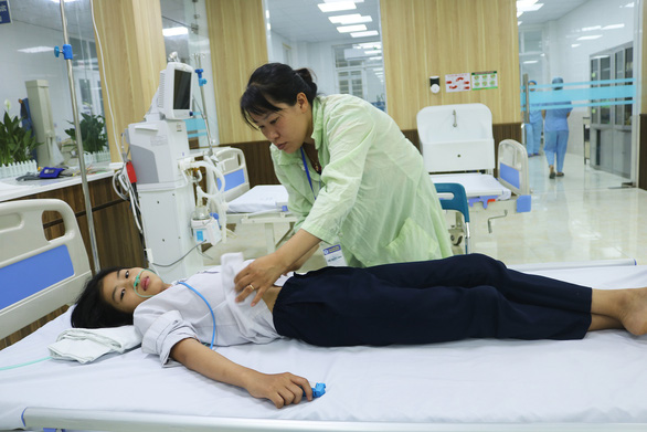 Học sinh Nguyễn Ngọc Yến Nhi (lớp 5B Trường tiểu học Quốc Tuấn) được theo dõi ngộ độc hóa chất tại bệnh viện chiều 15-5 - Ảnh: HỒNG HẢI