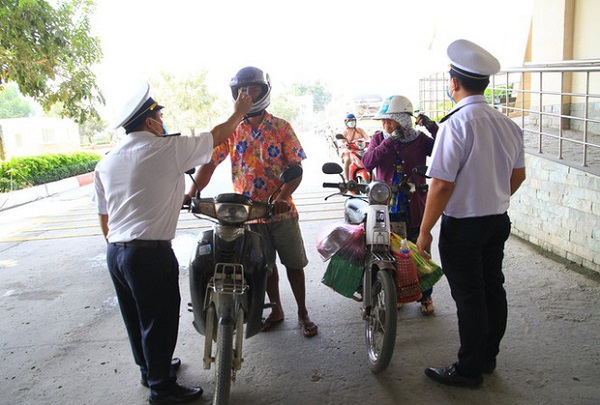 Lực lượng chức năng đo thân nhiệt người về Việt Nam từ Campuchia