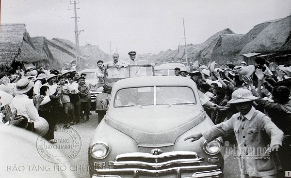 Nhân dân Nghệ An đón Chủ tịch Hồ Chí Minh về thăm quê năm 1957 (Ảnh tư liệu)