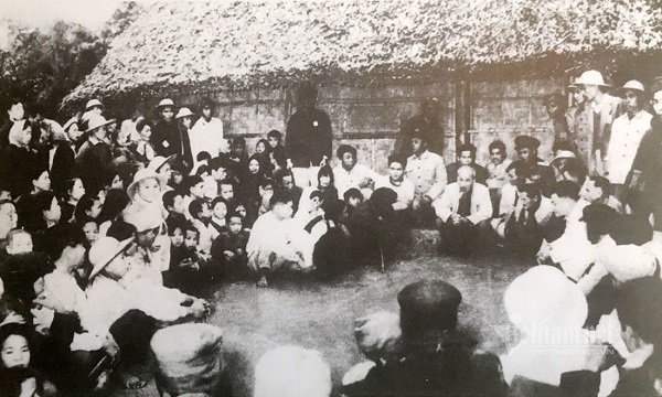 Bác ngồi nói chuyện với nhân dân tại ngôi nhà của gia đình mình ở làng Hoàng Trù ngày 9/12/1961
