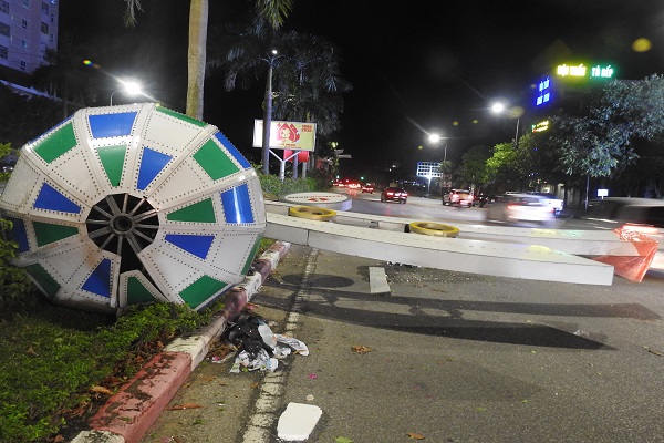 TP. Vinh (Nghệ An): Sau trận mưa lớn, hàng chục cột đèn led trên tuyến đường đại lộ Lê Nin đổ sập