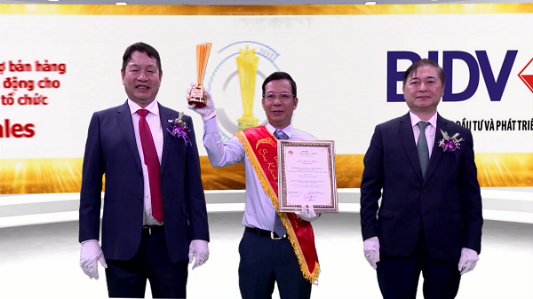 Ông Nguyễn Thanh Long - Giám đốc Trung tâm Công nghệ thông tin BIDV nhận giải thưởng vinh danh Ứng dụng hỗ trợ bán hàng trên thiết bị di động cho khách hàng tổ chức-B.Sales