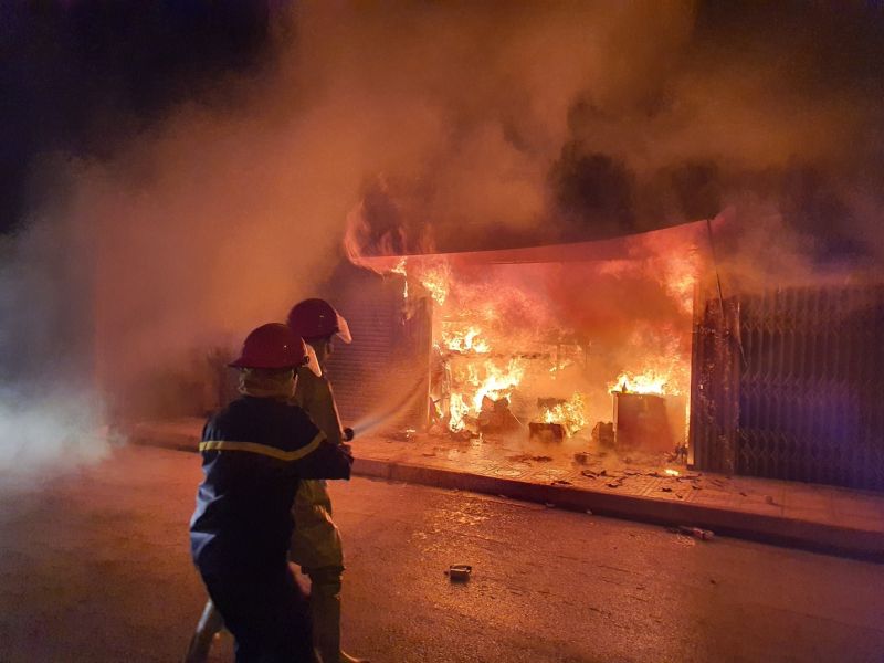 Vĩnh Phúc: Xưởng sản xuất đồ gỗ cháy dữ dội trong đêm