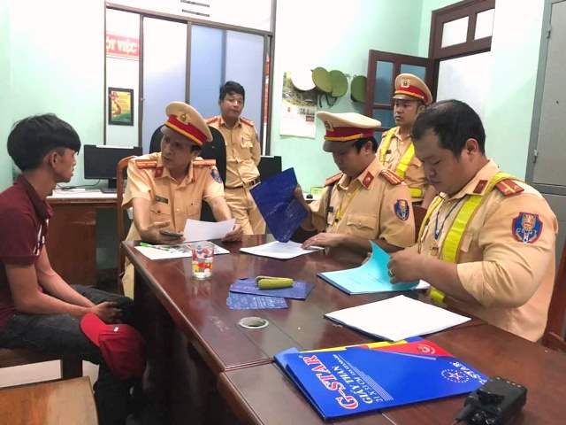 Đà Nẵng: Xử phạt thanh niên dùng chân lái xe máy