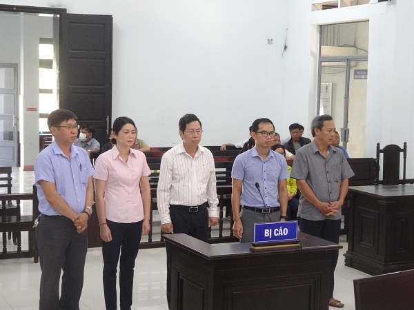 Bị cáo Lê Huy Toàn (giữa) cùng các bị cáo trong phiên tòa xét xử sơ thẩm ngày 28/2/2020 Bị cáo Lê Huy Toàn (giữa) cùng các bị cáo trong phiên tòa xét xử sơ thẩm ngày 28/2/2020