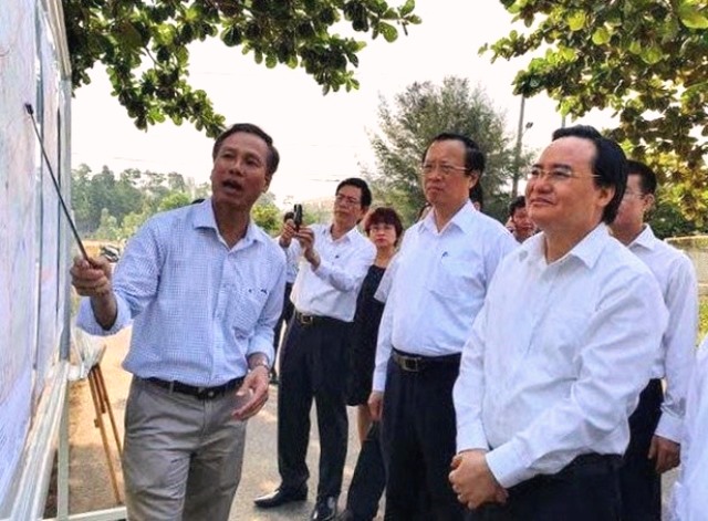 Bộ trưởng Bộ GD&ĐT Phùng Xuân Nhạ đi kiểm tra thực tế thực địa Dự án Làng Đại học Đà Nẵng.