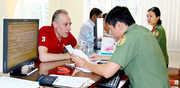 Khách quốc tế được tự động gia hạn tạm trú đến hết tháng 6