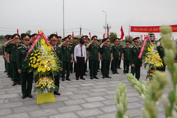 Đoàn Bộ chỉ huy quân sự tỉnh Hải Dương dâng hương tại xã Hiệp Lực