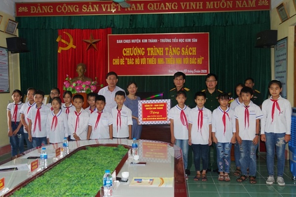Ban chỉ huy quân sự huyện Kim Thành tặng sách cho thiếu nhi