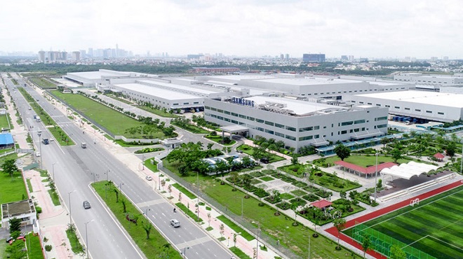 Việt Nam đang có cơ hội trở thành một trung tâm sản xuất thay thế Trung Quốc nhờ vào vị trí gần và dồi dào lao động chi phí thấp.