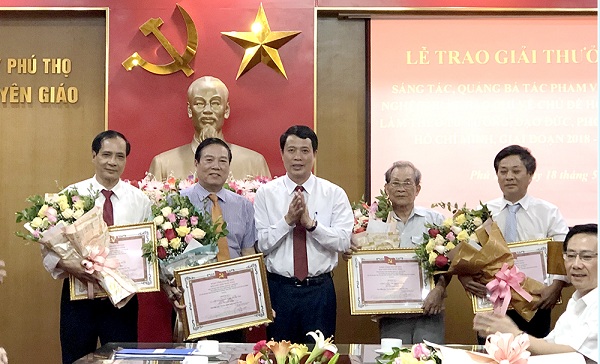 Trưởng ban Tuyên giáo Tỉnh ủy Bùi Đình Thi trao các giải thưởng cho các tác giả đạt giải C