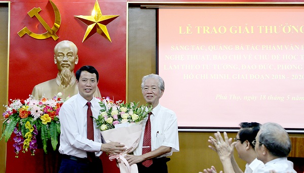 Trưởng ban tuyên giáo Tỉnh ủy Bùi Đình Thi tặng hoa chúc mừng nhạc sĩ Vũ Văn Viết với tác phẩm đạt giải B 